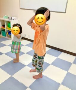 みんなでお膝を触りましょう♪