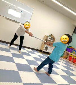 引っ張りっこだ～！！